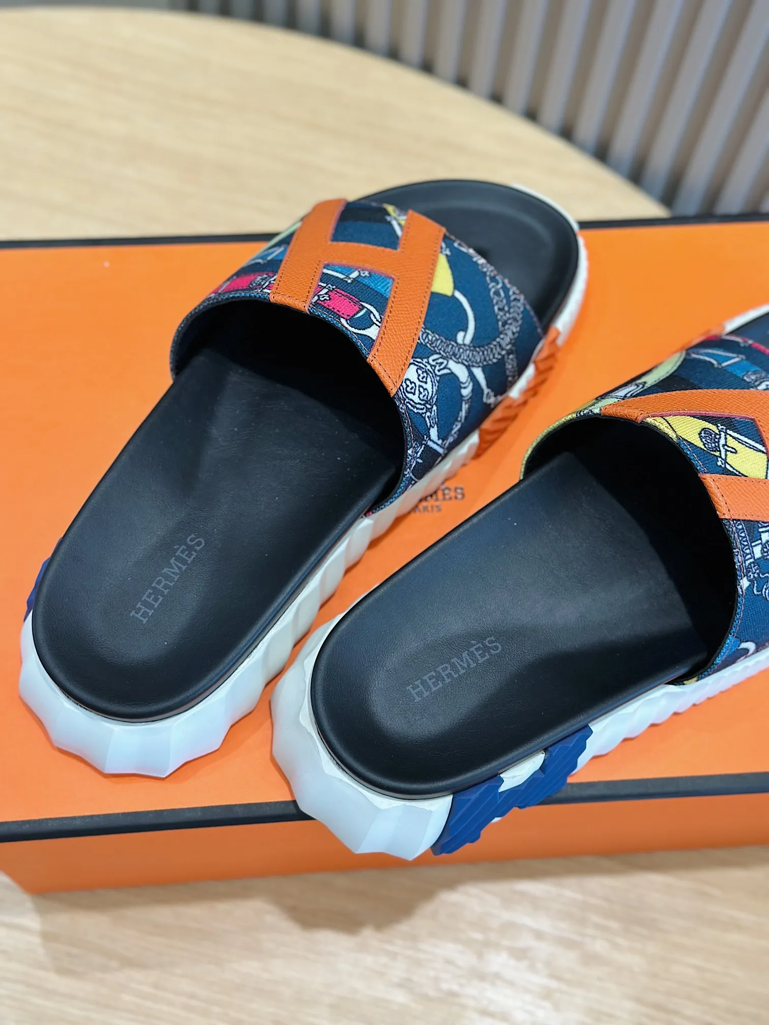 Factory price: 360💰Hermès [HERMÈS] Top Herme*H Home Hermès Men's Sandals and Slippers-Original Reproduction. Purchase the original version and make it one to one. The outsole is privately molded. The color of the outsole corresponding to each color is the same as the original version. Come to those who know the stuff 💪 The ultra-light soles are designed in contrasting colors, and they feel so comfortable on your feet! Calfskin, cowhide feet, private model outsole. Size: 39-44 (customized at 38.45)
